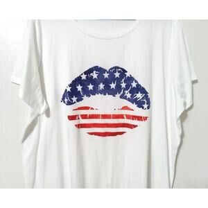 Bobbie Brooks Women's White T-Shirt with Lip Graphic Red White Blue Medium‎